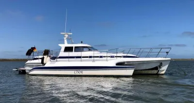 witte motorboot op water met lage horizon