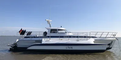 trimaran motorboot op ondiep water