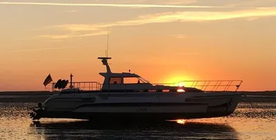 motorboot silhouet bij zonsondergang