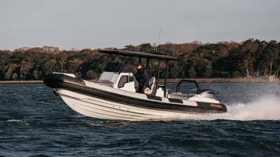 RIB-boot op water met bestuurder