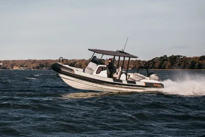 RIB-boot op zee met bestuurder