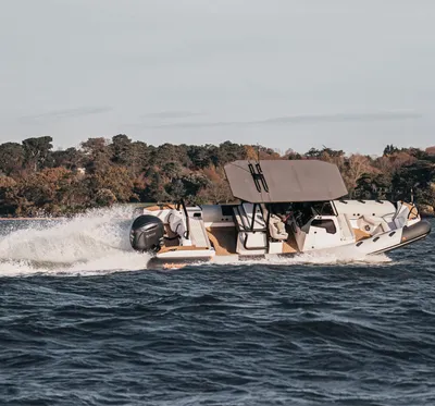 Snelvarende boot op open water