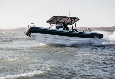 RIB-boot vaart over golvend water