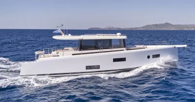 wit motorjacht op zee bij kust