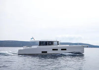 wit motorjacht op kalme zee