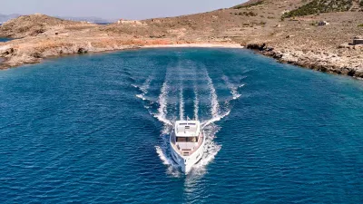 motorjacht varend in een baai
