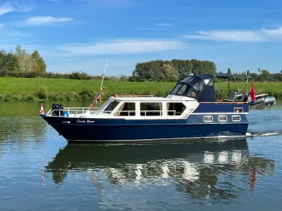 blauw motorjacht op een rivier
