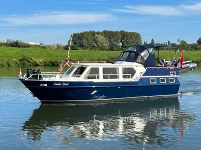 motorjacht op rivier met grasoevers