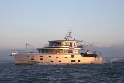 expeditie jacht op zee bij laag zonlicht