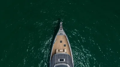 bovenaanzicht boeg van jacht op zee