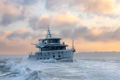 jacht in ruw water bij zonsopgang