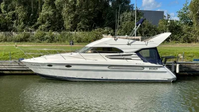 wit motorjacht aangemeerd langs steiger