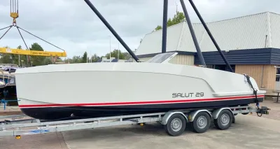 witte boot op trailer bij loods
