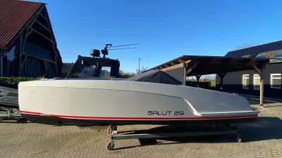 Boot op trailer bij loods en carport