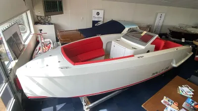 wit aluminium motorboot in showroom