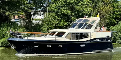 motorjacht op kanaal bij groene oever