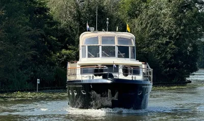 vooraanzicht van motorjacht op het water