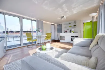 woonkamer en keukeninterieur met waterzicht