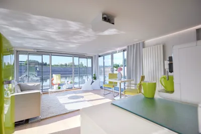 woonruimte met grote ramen en uitzicht op water