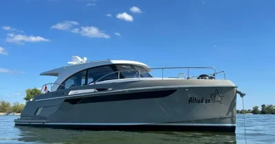 motorjacht op rustig water