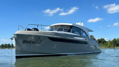 wit motorjacht op rustig water en blauwe lucht