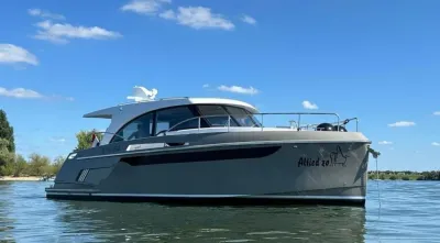 motorjacht op rustig water bij helder weer