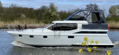 motorjacht zijaanzicht op het water