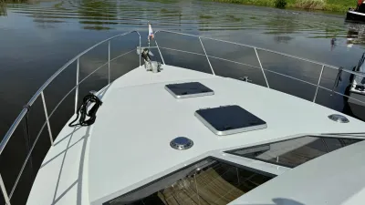 Voorzijde dek van motorjacht op het water
