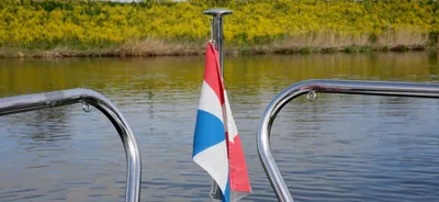 achterdek met vlag en rvs-reling
