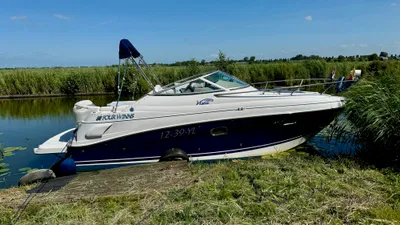motorboot afgemeerd langs kade