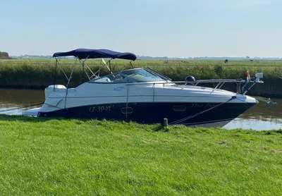 motorjacht aangemeerd langs grasoevers