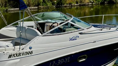 exterieur van een witte motorboot in het water