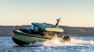 kleine kajuitboot varend op water