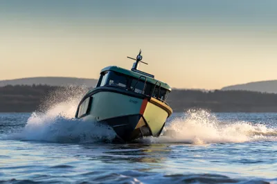 dagboot in beweging op open water