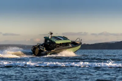 groene dagboot op zee bij laag zonlicht