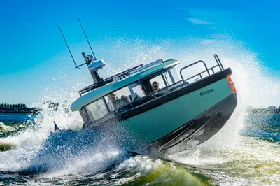 Boot op snelheid met opspattend water