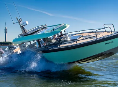 varende motorboot op open water