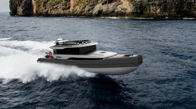 motorboot op zee bij rotsachtige kust