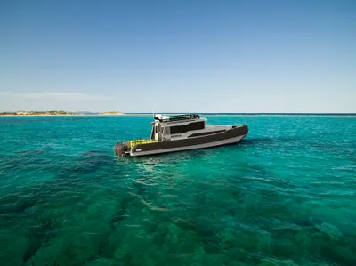 motorboot op helder turquoise water