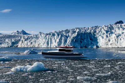 Boot bij gletsjer in ijszee