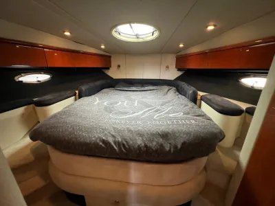 slaapcabine met rond bed en dakluik