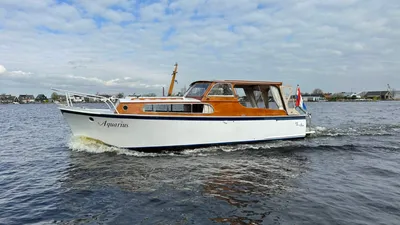 houten kruiser op open water