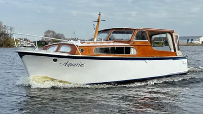 kruiser met houten opbouw op het water