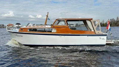 houten kajuitboot op water