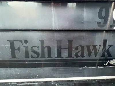 detail van zwarte scheepsromp met tekst