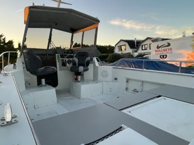 open visserskuip met stuurstoelen