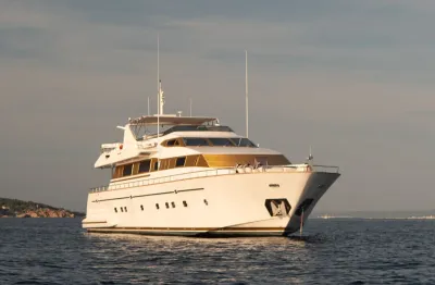 motorjacht geankerd op zee