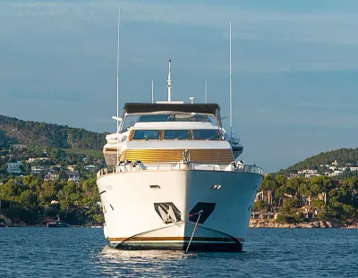 vooraanzicht van een motorjacht op zee