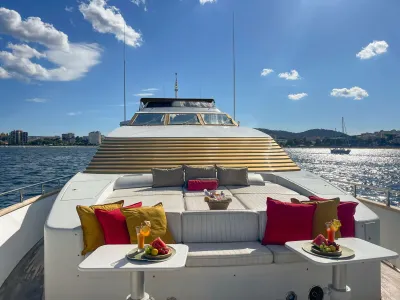 voorkant van motorjacht met zonnedek en kussens