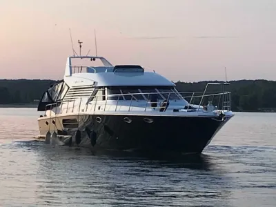 motorjacht op het water bij schemering